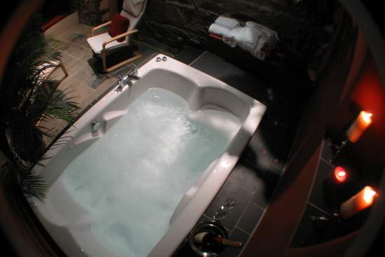 Relax in your double spa bath after a long day hiking in the Preseli Hills or along the Pembrokeshire Coast Path